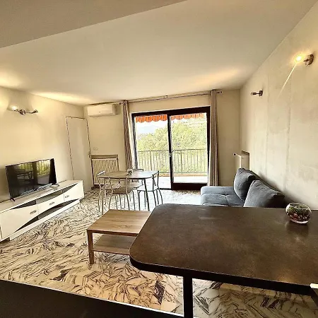T2 Lumineux Avec Piscine Et à Pied à * Mandelieu