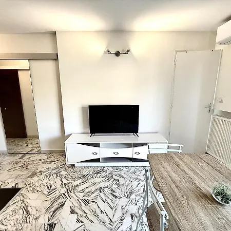 T2 Lumineux Avec Piscine Et A Pieds A Apartamento Mandelieu