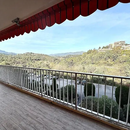 T2 Lumineux Avec Piscine Et A Pieds A Mandelieu